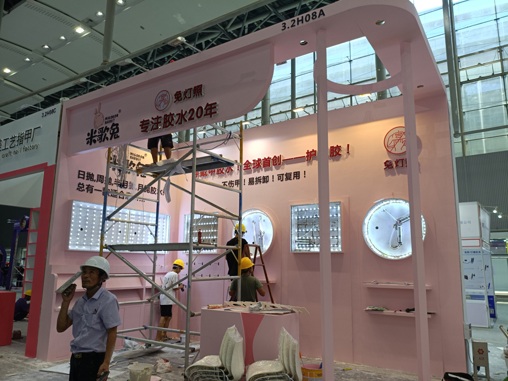 米歌兔穿戴甲膠水展臺搭建第二天現場效果